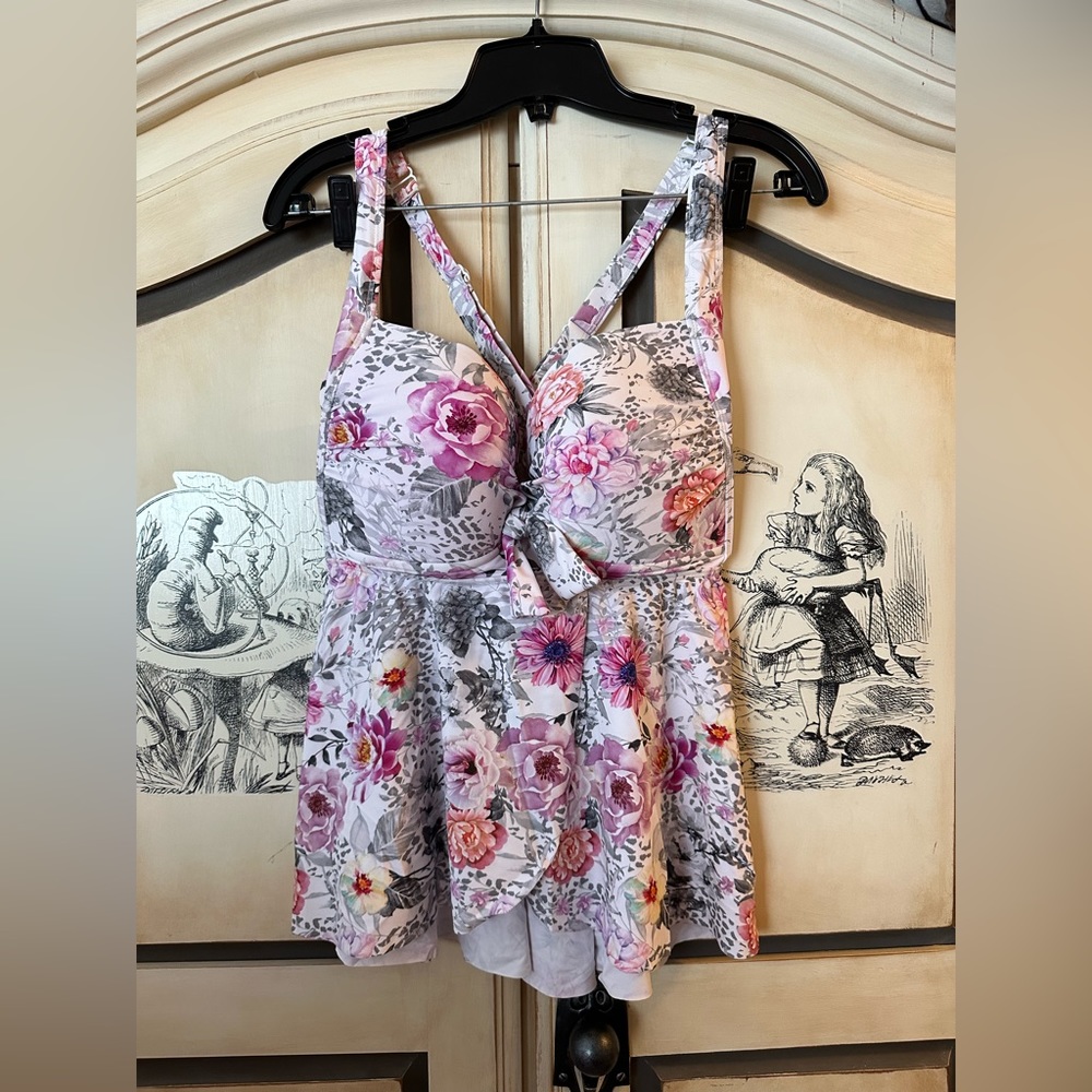 EUC Torrid floral tankini top size 1 DD/DDD